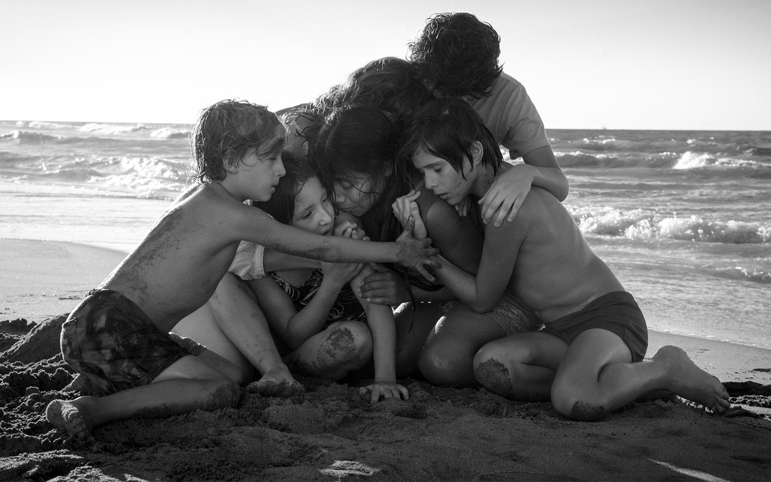 The characters of Roma, one of the best Netflix movies, on the beach